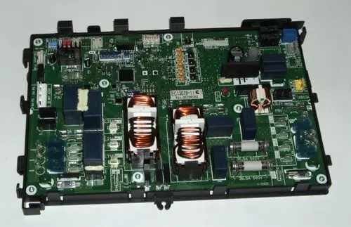 Schaltungsträger von Daikin mit verschiedenen elektronischen Komponenten, Relais und Spulen. Der Aufbau dient der Steuerung von Heiz- und Kühlsystemen.